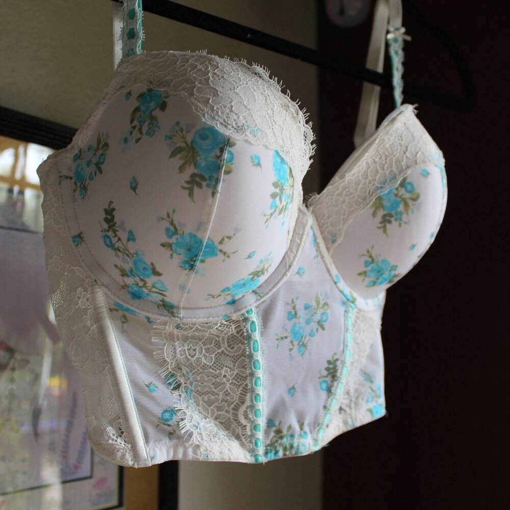 VICTORIA SECRET Lightly Lined Lace Ribbon-Slot Corset Top Bra. Small.